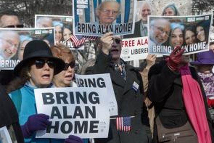 Puluhan pendukung Alan Gross melakukan unjuk rasa di dekat Gedung Putih menuntut pemerintah AS melakukan langkah demi membebaskan pria itu dari penjara Kuba.