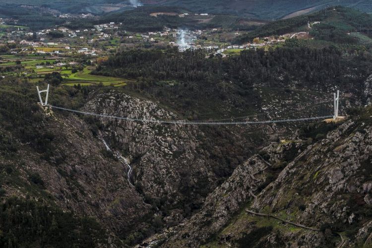 Jembatan 516 Arouca di Portugal Utara  diklaim menjadi jembatan gantung khusus pejalan kaki yang terpanjang di dunia