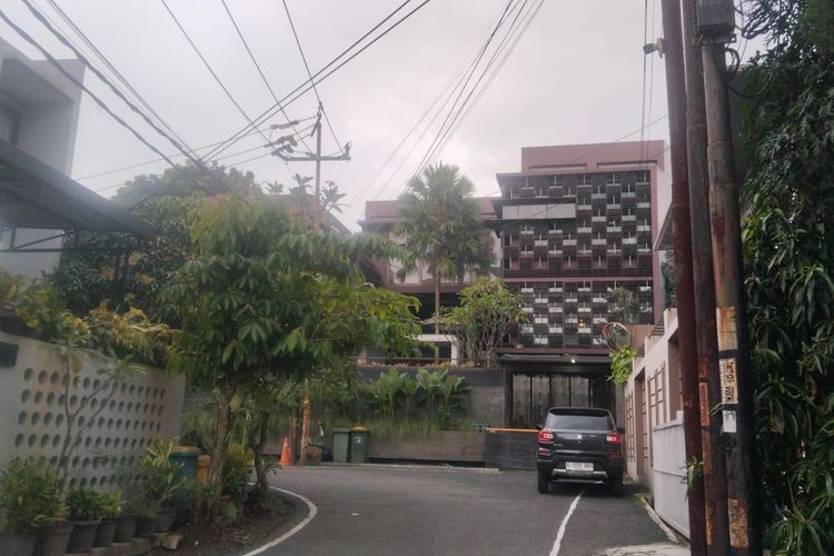 Kondisi rumah botol milik Ridwan Kamil yang berlokasi di Jalan Cigadung Selatan, Cibeunying Kaler, Kota Bandung, Senin (10/3/2025) sore. 
