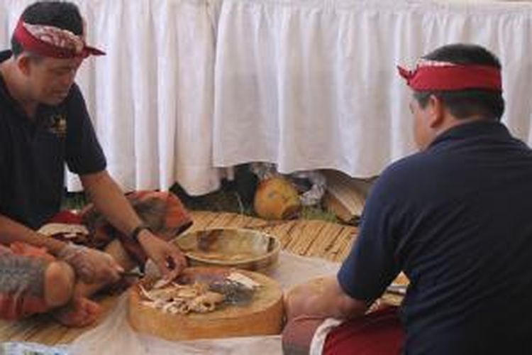 Mengolah bumbu dalam lomba membuat masakan khas Bali di Nusa Dua Fiesta 2014, Minggu (12/10/2014).
