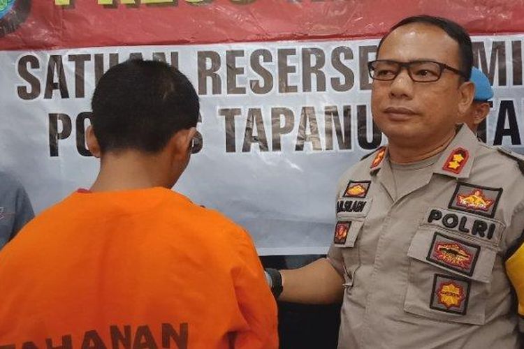 Kapolres Taput, AKBP Horas Marasi Silaen saat mengintrogasi tersangka Rinto Hutapea (36) terkait pembunuhan yang dilakukannya terhadap Kristina Br Gultom (20) di Mako Polres Taput, di Tarutung, Kabupaten Tapanuli Utara, Jumat (9/8/2019).