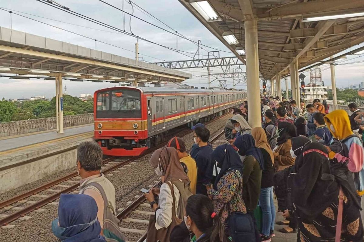 KRL Commuter Line di Stasiun Manggarai.