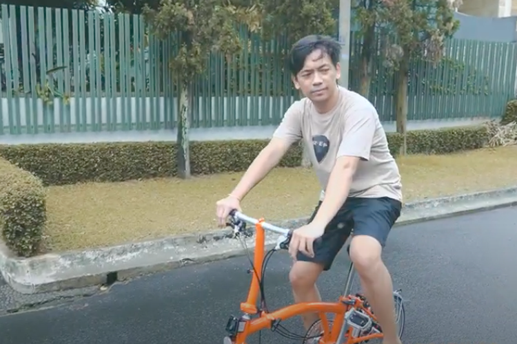 Rian D'MASIV mencoba sepeda Brompton yang baru dibelinya