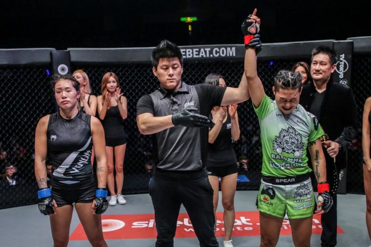  Petarung bebas putri tangguh Singapura, Angela Lee akhirnya merasakan kekalahan saat menghadapi petarung bebas asal China, Jing Nan Xiong pada ONE Championship 92 di Tokyo, Minggu (31/03/2019).
