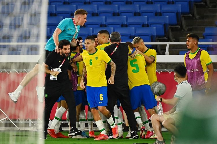 Para pemain Brasil merayakan gol Malcom pada babak perpanjangan waktu kontra Spanyol di final Olimpiade Tokyo 2020 di Yokohama International Stadium, Sabtu (7/8/2021).