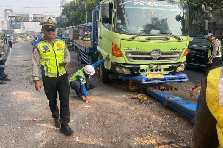 Truk Tabrak Separator Busway di Gatsu hingga Melintang, Lalu Lintas Sempat Macet Parah