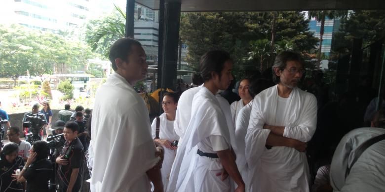 Lia Eden beserta pengikutnya mendatangi Gedung KPK, Senin (16/2/2015). Kedatangan mereka bertujuan untuk memberi dukungan terhadap KPK dalam upaya pemberantasan korupsi di Indonesia.
