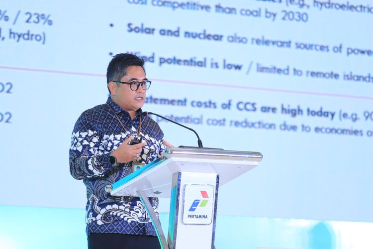 Vice President Pertamina Energy Institute, Hery Haerudin memberikan pemaparan mengenai Pertamina Energy Outlook pada acara Pertamina Energy Forum 2023 yang diselenggarakan di Ballroom Grha Pertamina, Jakarta, Senin (18/12/2023).