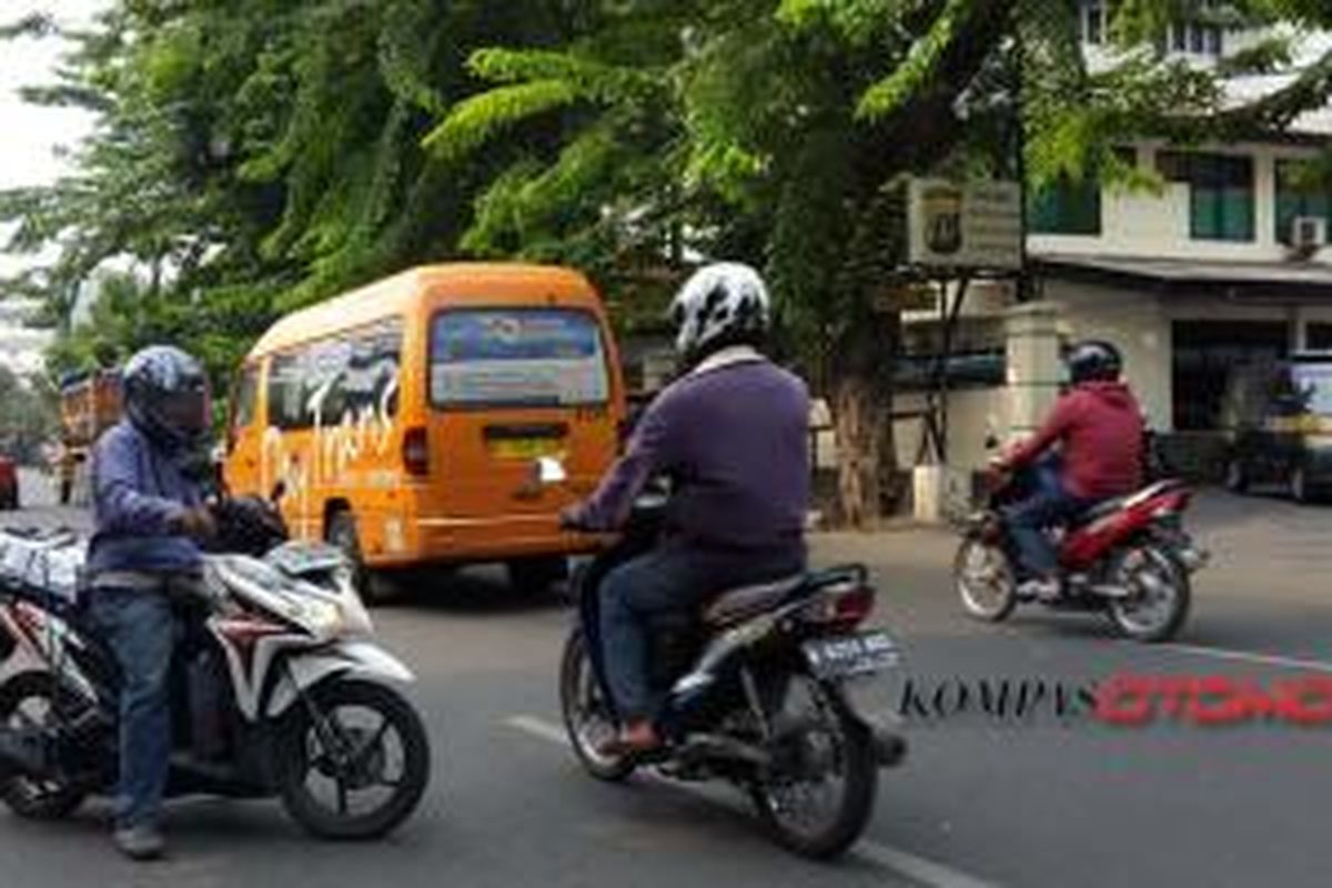 Pesepeda motor melawan arus seperti sudah jadi hal normal, padahal jelas sangat berbahaya. 