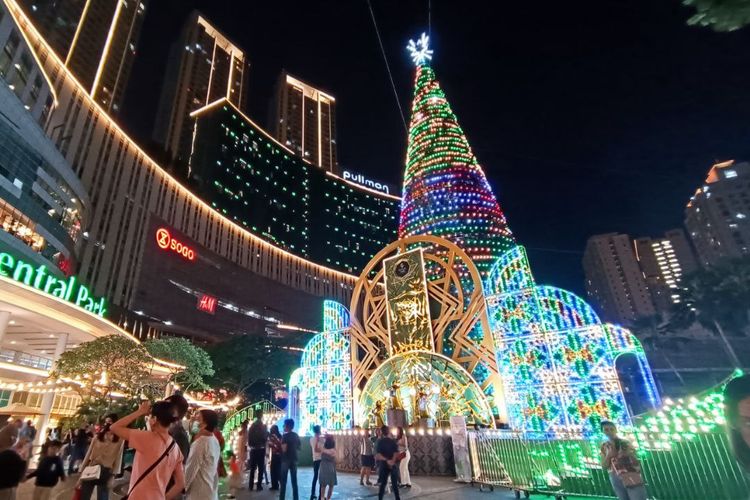 Pohon Natal di Central Park Mall