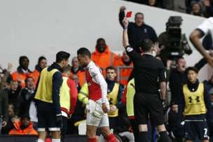 Pemain Arsenal, Francis Coquelin, meninggalkan lapangan setelah wasit Michael Oliver mengganjarnya kartu merah dalam pertandingan melawan Tottenham Hotspur di Stadion White Hart Lane, Sabtu (5/3/2016)
