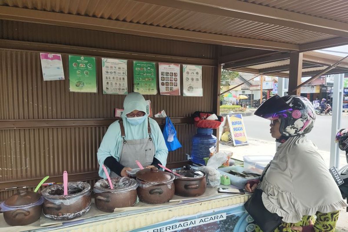 Salah satu pelaku UMKM di Jalan Galaxi, di Palangka Raya, Kalimantan Tengah.