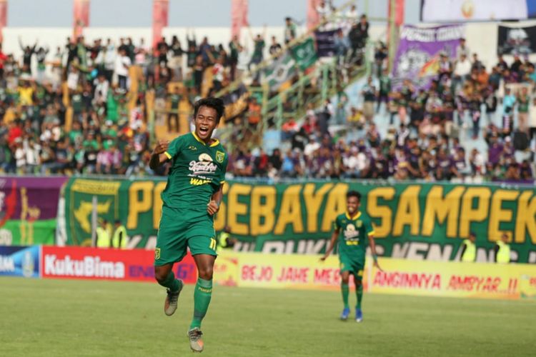 Gelandang Persebaya Surabaya, Supriadi, merayakam golnya ke gawang Persik Kediri di Stadion Gelora Bangkalan, Senin (10/2/2020), dalam laga Piala Gubernur Jawa Timur 2020.