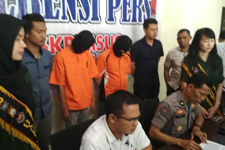 J (17) (kiri orange) dan Dicky Arwanda (21) saat ditahan tim Cyber Crime Ditreskrimsus Polda Sulsel usai meretas lima akun grup masyarakat di Facebook, Selasa (30/7/2019).