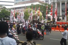 Massa Pendukung Prabowo Parkir di Jalur Transjakarta