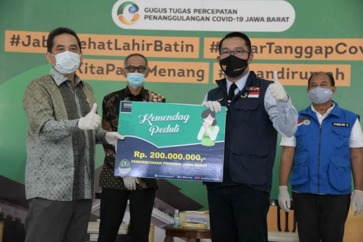 Gubernur Jawa Barat Ridwan Kamil saat menerima bantuan dari Menteri Perdagangan Agus Suparmanto di Gedung Pakuan, Kota Bandung, Jumat (8/5/2020).