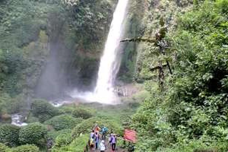 Pengunjung menikmati keelokan kawasan wisata Coban Pelangi, Kecamatan Poncokusumo, Kabupaten Malang, Jawa Timur, 19 September lalu. Kabupaten Malang memiliki banyak air terjun atau coban yang menjadi salah satu andalan sektor wisata selain pantai.