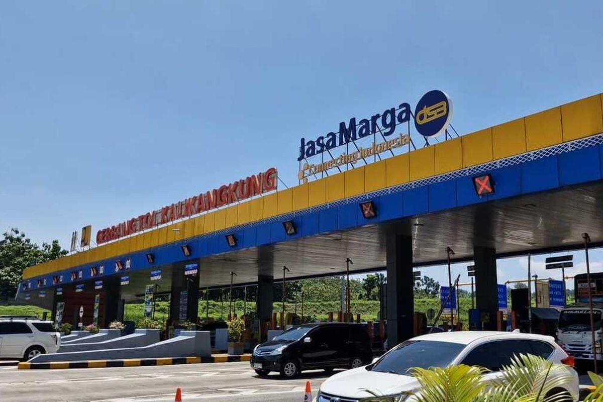 Situasi one way arus balik menuju Jakarta di Gerbang Tol Kalikangkung Semarang, Senin (7/4/2025).