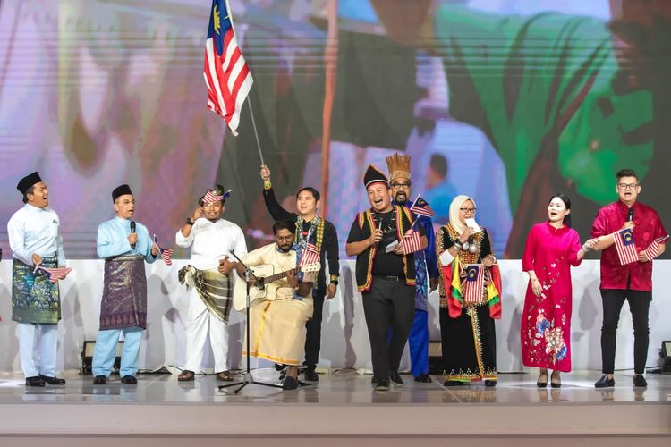 Delegasi AIPA dari Parlemen Malaysia menampikan pertunjukkan pertunjukkan budaya Malaysia dalam acara Solidarity Dinner AIPA, Rabu (9/8/2023).