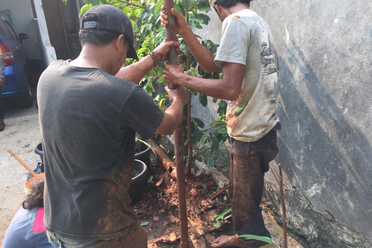Salah satu warga yang mengebor tanahnya untuk dapatkan resapan air di Rawa Geni, Kelurahan Ratu Jaya, Kecamatan Cipayung, Senin (1/10/2018).