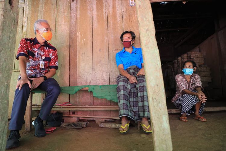 Gubernur Jawa Tengah (Jateng) Ganjar Pranowo mengunjungi penerima bantuan rumah tidak layak huni (RTLH) Parti dan Purmanto di Dusun Ganding, Desa Sumberejo, Pabelan, Kabupaten Semarang beberapa waktu lalu.