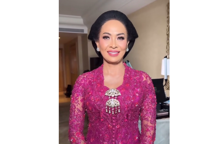Saat menghadiri ngunduh mantu Al Ghazali dan Alyssa Daguise, Risa Dewi tampil anggun berkebaya fuchsia. Simak selengkapnya.