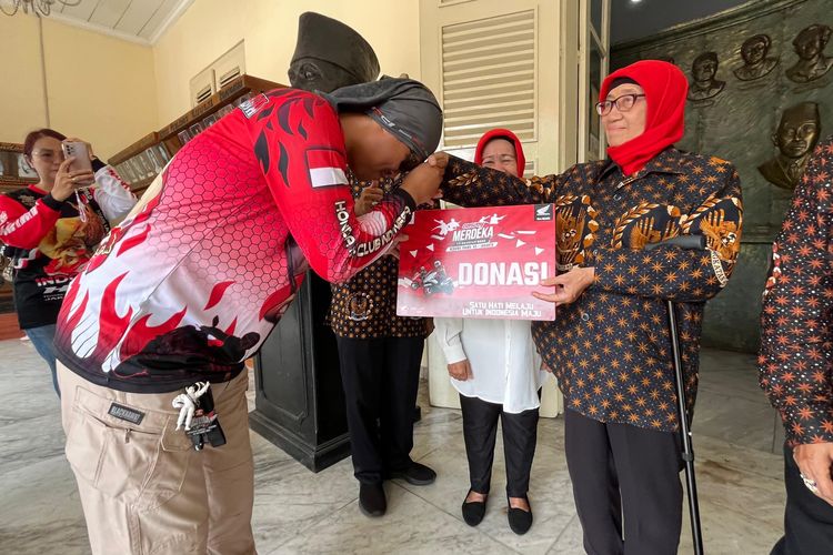 Convoy Merdeka juga diisii dengan pemberian donasi kepada para veteran pejuang Indonesia.