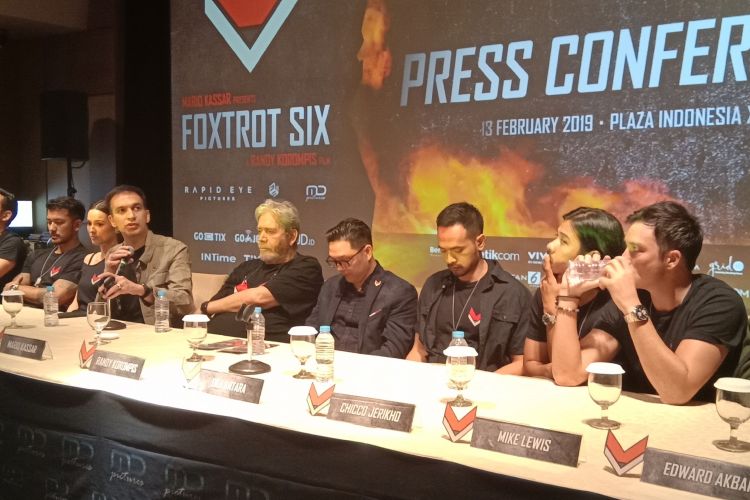 Produser dan para pemain film action Foxtrot Six menghadiri jumpa pers di XXI Plaza Indonesia, Thamrin, Jakarta Pusat, Rabu (13/2/2019).