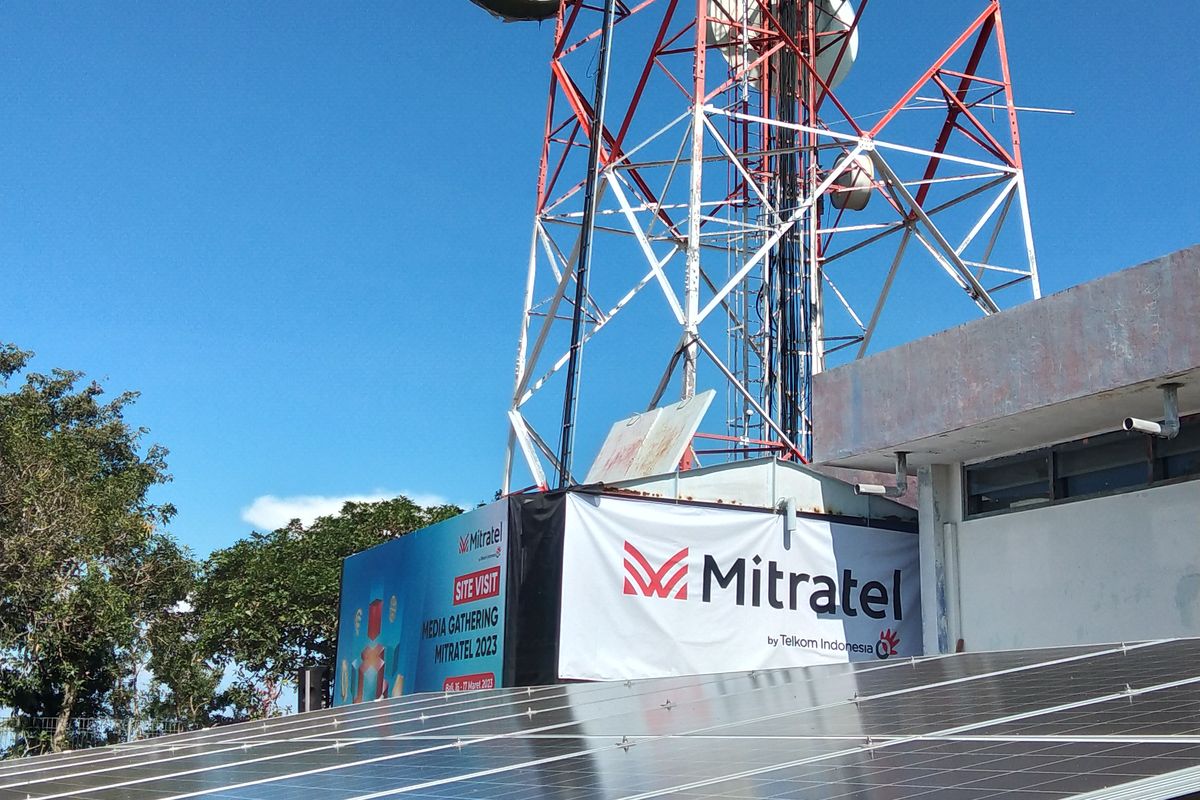 Site menara telekomunikasi atau BTS Mitratel di Bukit Tengah, Klungkung, Bali yang gunakan power hybrid dengan penambahan solar panel. 