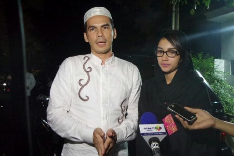 Pesinetron Atalarik Syah dan mantan istri, Tsania Marwa saat ditemui di kediaman orang tua Rina Gunawan di kawasan Bintaro, Tangerang Selatan, Minggu (22/5/2016). 