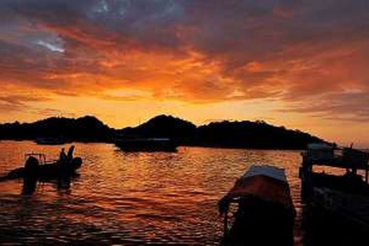 Panorama saat matahari terbenam di Labuan Bajo, Jumat (10/6/2016).
