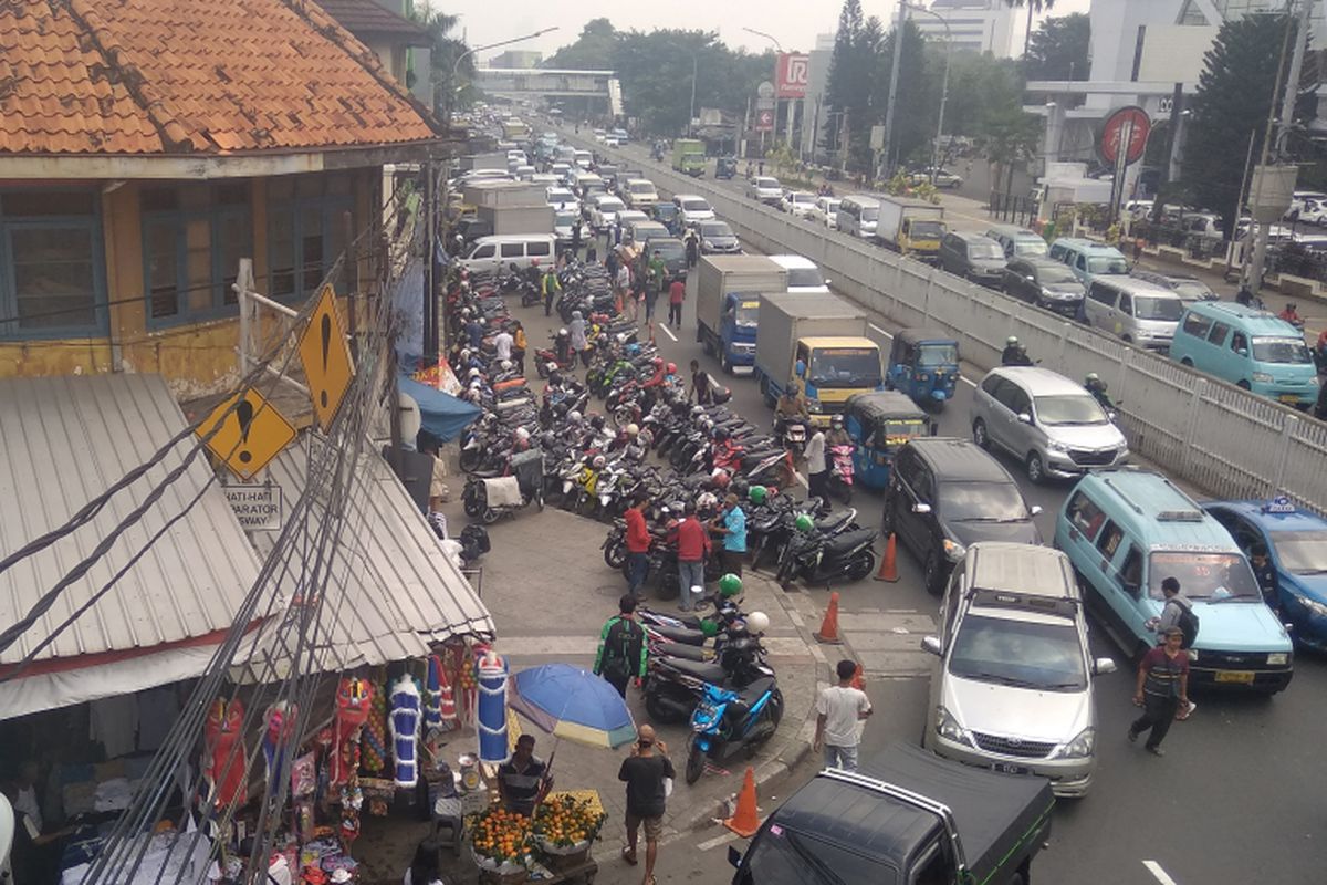 PKL dan parkir liar makin menjamur di trotoar Jatinegara, Jakarta Timur. Foto diambil Rabu (30/5/2018)