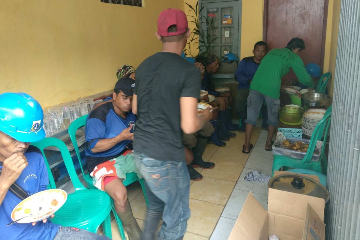 Pasukan biru makan siang di Jatipadang, Pasar Minggu, Jakarta Selatan, Rabu (13/12/2017).