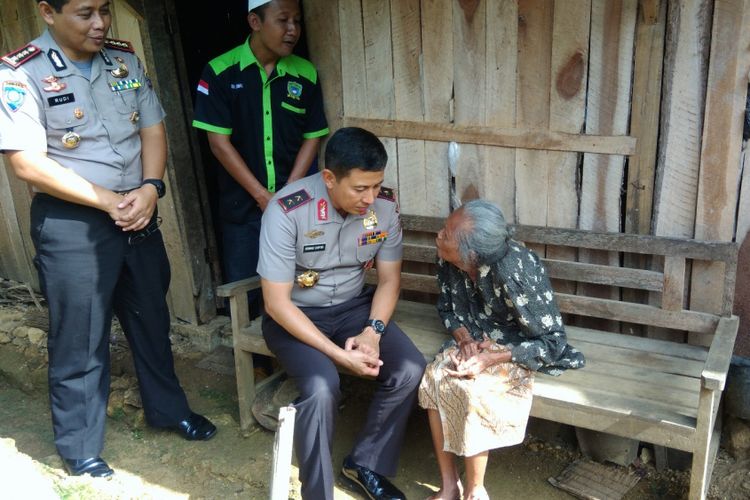 Kapolda DIY, Irjen Pol Ahmad Dofiri saat Melakukan kunjungan Ke Rumah Wagiyem yang Tinggal Sebatang kara di Desa Getas, Kecamatan Playen, Gunungkidul Jumat (4/1/2019)