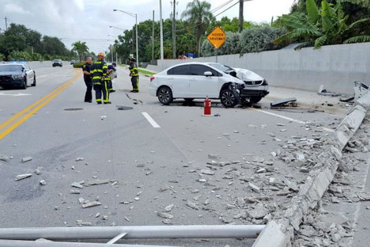 Lokasi kecelakaan tunggal sebuah mobil di pinggiran Miami, Florida, Selasa (13/6/2017). Kecelakaan diyakini terjadi karena munculnya laba-laba di dalam kabin mobil.  