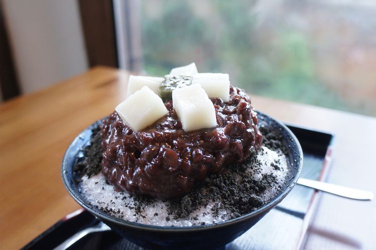 Ilustrasi patbingsu dengan topping kacang merah dan biji wijen. 