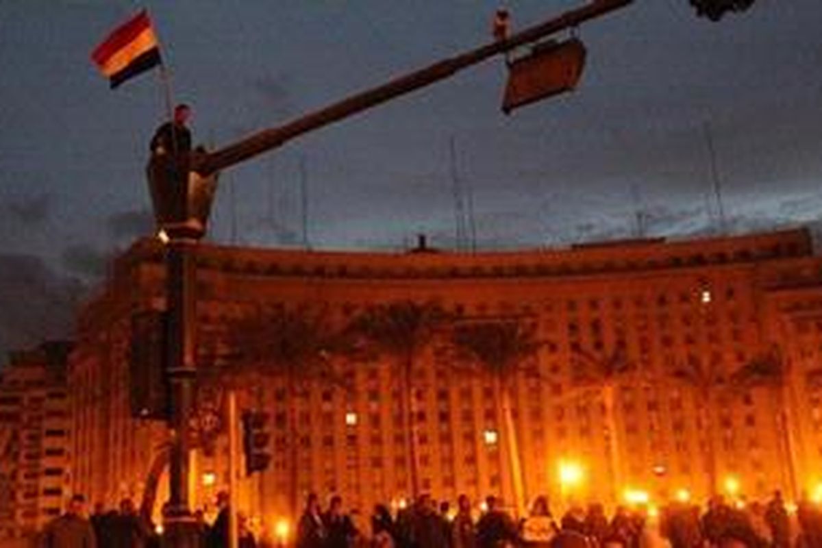 Warga Kairo, Mesir berunjuk rasa di  Tahrir Square Minggu (30/1/2011), menuntut Presiden Hosni Mubarak turun. 
