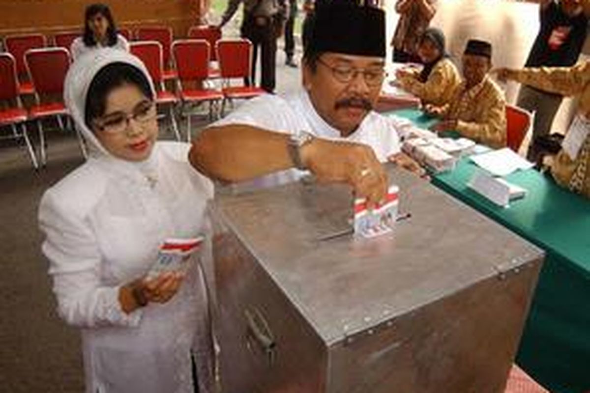 Soekarwo dan istri memasukkan surat suara di TPS dekat rumahnya, Rabu (23/7).
