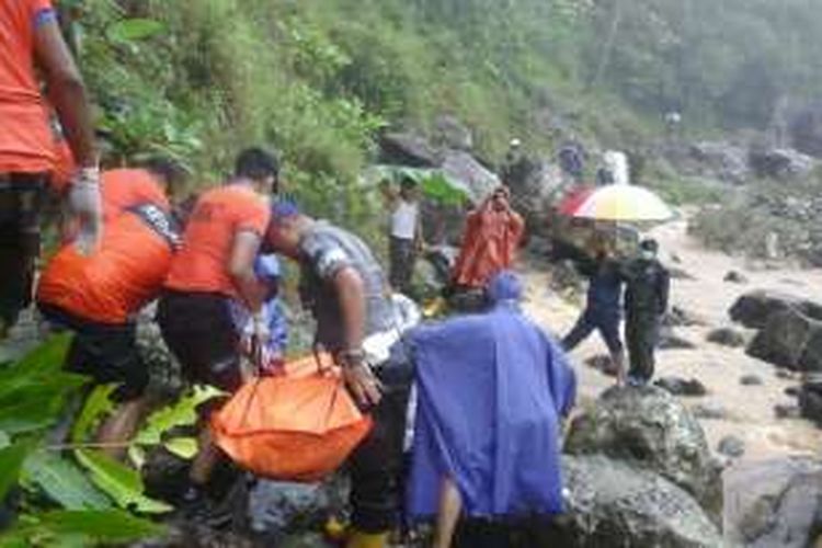 Tim gabungan dari BPBD Kabupaten Pacitan, aparat Polsek Bandar dan warga mengevakuasi jenazah pria tak kenal yang ditemukan sudah membusuk di tepi sungai Petungsinarang, Pacitan, Rabu ( 2 / 11 / 2016) .