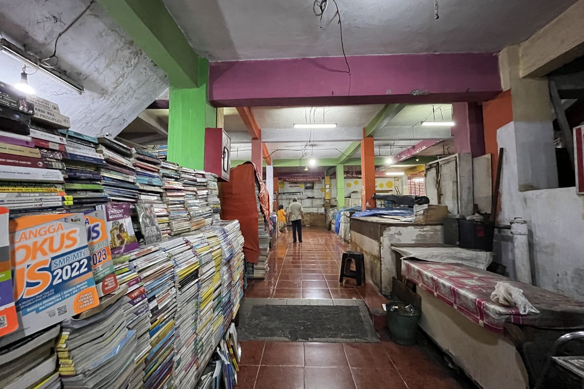 Penampakan toko buku Bekasi di Pasar Blauran, Surabaya yang sebagian besar telah tutup, Senin (29/9/2025).
