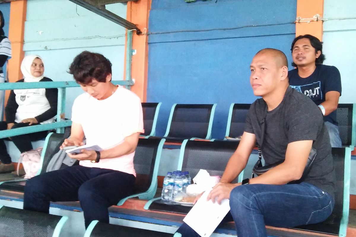 Nova Arianto (kanan depan) saat datang menyaksikan laga Persela Lamongan kontra PSIS Semarang di Stadion Surajaya, Sabtu (7/3/2020).