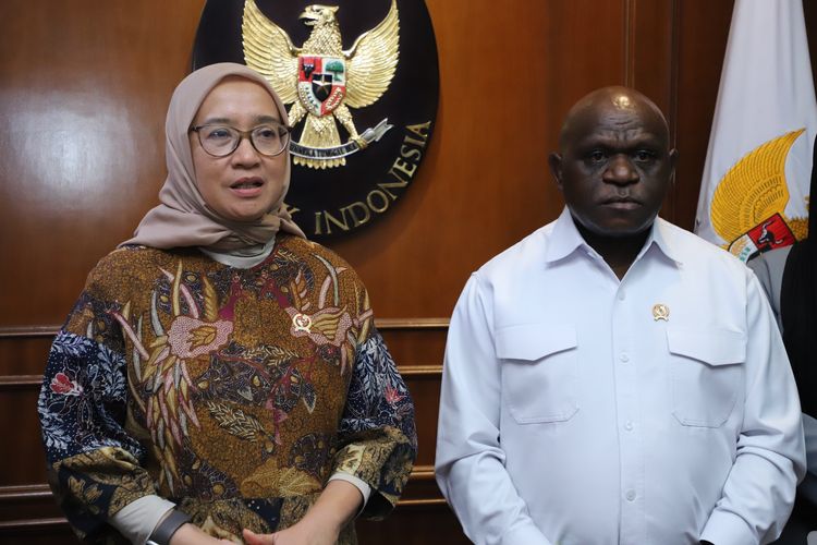 Menteri Pendayagunaan Aparatur Negara dan Reformasi Birokrasi (Menpan RB) Rini Widyantini membahas percepatan pelayanan publik di bidang hak asasi manusia bersama Menteri Hak Asasi Manusia (HAM) Natalius Pigai di Jakarta, Senin (18/11/2024). 