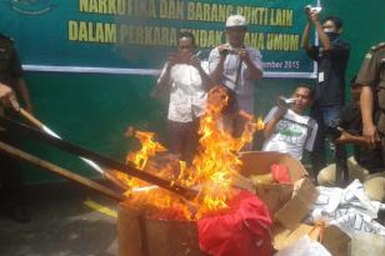 Kejari Ambon memusnahkan sejumlah barang bukti tindak pidana umum di halaman kantornya, Selasa (8/9/2015). dalam aksi itu, empat helai bendera RMS, bendera PBB dan sehelai bendera Israel juga ikut dimusnahkan