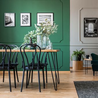 Dekorasi ruangan dengan warna hijau zamrud dan lantai kayu