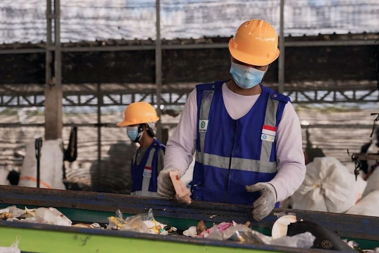 Aktifitas di rumah pemulihan material (Material Recovery Facility/MRF) Jatiwaringin di Kabupaten Tangerang, Selasa (17/12/2025). Fasilitas ini menjadi pusat pengelolaan sampah terpilah berizin pertama di wilayah Kabupaten Tangerang dan sekitarnya.