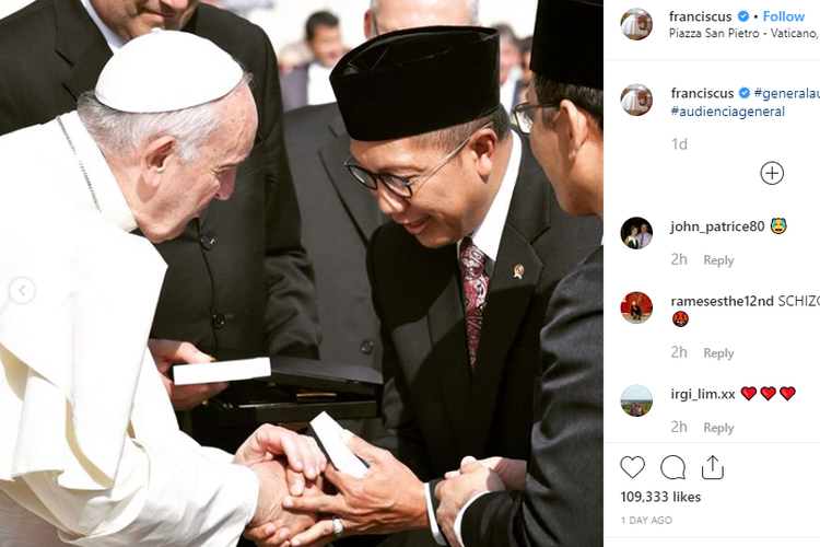 Menteri Agama Lukman Hakim Saifuddin saat bersalaman dengan Sri Paus Fransiscus di Vatikan. 