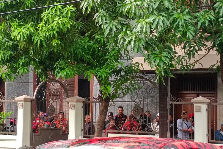 Situasi rumah anggota DPD RI La Nyalla Matalitti di Surabaya, Senin (14/4/2025).