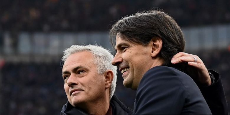 Pelatih AS Roma, Jose Mourinho, bersapa dengan peracik taktik Inter Milan, Simone Inzaghi, dalam laga Liga Italia 2021-2022 antara Inter Milan vs AS Roma di Stadion Giuseppe Meazza, 23 April 2022.