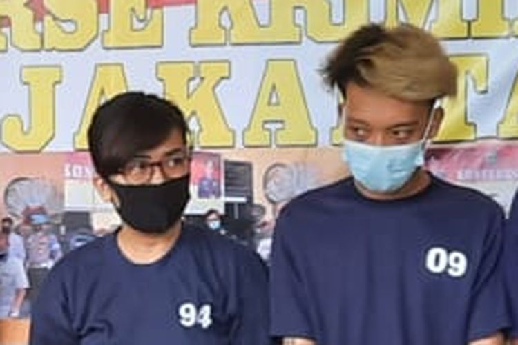 Dian Safitri (mengenakan kaus bernomor 94) bersama pembunuh bayaran (mengenakan kaus bernomor 09) dalam rilis kasus percobaan pembunuhan terhadap Lucky Hutagaol, suami Dian, di Polres Jakarta Timur, Rabu (25/11/2020).