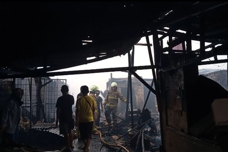 Suasana Lapak Pedagang Pasar Ciputat yang Terbakar 